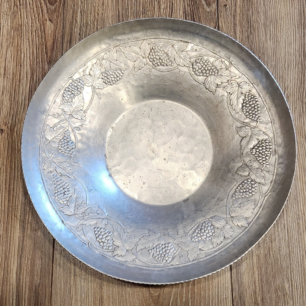 VINTAGE HAND FORGED ALUMINUM 12-IN. HAMMERED EVERLAST TRAY GRAPE AND LEAF DESIGN